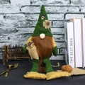 Groene koffiekabouter pluche met lange baard en koffieboon details op vilten hoed - Groene Puntmuts Koffie Kabouter Man