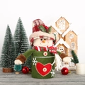 Details der Weihnachts-Schneemann-Plüschdose mit Stickerei und kariertem Hut - Schneemann Stil