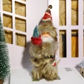 Bruine pluchen kerstman pop met gebreide muts en mini kerstboom decoratie - M
