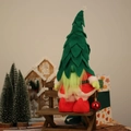 Gnomo di Natale in peluche con cappello verde e decorazioni rosse per arredo festivo - Plaid Verde Luminoso