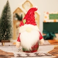 Detailaufnahme eines Weihnachtsgnoms mit roten Pailletten und langem weißen Bart in Festdeko - Männlicher Zwerg Stil (Mit Bart)