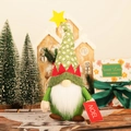 Détail du gnome de Noël avec étiquette Noel, bonnet à pois et texture en peluche verte - Ornement Gnome Chapeau Elfe Vert