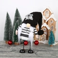 Poupée gnome de mariage en tricot noir et blanc avec houx argenté sur fond festif - Style Femme