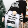 Muñeco gnomo de boda con gorro de terciopelo negro y detalles de hojas plateadas sobre madera - Estilo de Mujer