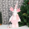 Dettaglio di renna di Natale rosa in peluche con sciarpa di paillettes e salopette in maglia - Alce
