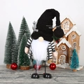 Poupée gnome de mariage avec chapeau noir et barbe blanche sur fond festif d'hiver - Style Homme