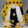 Gnomo de peluche de girasol hecho a mano con sombrero amarillo de lunares y trenzas - Estilo de Mujer