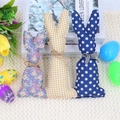Trois lapins de Pâques en peluche avec motifs floraux, carreaux jaunes et pois bleus - Style Ornement Lapin de Pâques