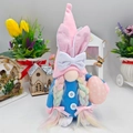 Gnomo di Pasqua di peluche con orecchie di coniglio e uovo su scrivania decorativa - Cappello Rosa
