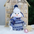 Simpatico pupazzo di neve natalizio con maglione blu lavorato a maglia su sfondo festivo - Stile Cappello Lungo Copriorecchi