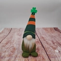 Détail d'un gnome de la Saint-Patrick avec bonnet à rayures vertes et trèfle brodé - Barbe Blanche