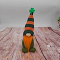 Détail du gnome de la Saint-Patrick avec chapeau rayé, trèfle et barbe orange vive - Barbe Orange