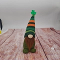 Détail d'un gnome de la Saint-Patrick avec chapeau rayé vert et décor de trèfle - Barbe Brune