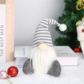 Gnome de Noël avec chapeau à rayures grises et barbe blanche sur fond de fête décoré - Gris