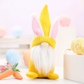 Detalle de gnomo de Pascua con gorro amarillo, orejas de conejo y barba blanca suave - Amarillo