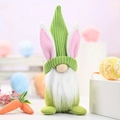 Detalle de gnomo de Pascua con gorro verde, orejas de conejo y larga barba blanca decorativo - Verde
