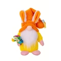 Detalle de gnomo de Pascua con orejas de conejo naranjas y ramo de flores artificiales - Estilo con flores / Naranja