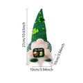 Dettaglio dello gnomo di San Patrizio con segno irlandese e cappello a trifoglio - Gnomo Con Cappello di Paillettes e Segnale di Birra