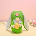 Detalle de un gnomo de Pascua con orejas de conejo sosteniendo un huevo de lunares - Verde