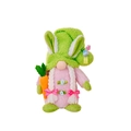 Detalle del gnomo de Pascua de peluche con orejas de conejo y una pequeña zanahoria - Estilo con zanahoria / Verde
