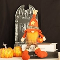 Detalle de gnomo de cosecha con sombrero naranja y hoja de arce sobre cajas decorativas - Gnomo Masculino Espantapájaros De Piernas Largas Con Calabaza