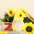 Gnomo di peluche con cappello di girasole e barba bianca in un giardino - Bambola Girasole Gialla