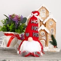 Détail d'un gnome de Noël en peluche rouge avec bonnet HO HO HO et motif de coeur - Rouge