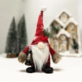 Gnomo di Natale con cappello rosso a maglia e lanterna su sfondo decorativo - Cappello Piegato a Maglia Rosso/Nero/Bianco Con Lampada Ad Olio - Maschio