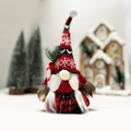 Dettaglio di gnomo natalizio con cappello a fiocchi rossi e decorazione di caramelle - Cappello Piegato a Maglia Rosso/Nero/Bianco Con Bastoncino Di Zucchero - Femmina