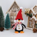 Poupée peluche pingouin de Noël avec bonnet rouge tricoté et écharpe à carreaux décor - Pingouin debout bonnet rouge