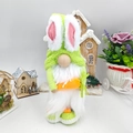 Détail d'un gnome de Pâques avec oreilles de lapin tenant une carotte en peluche - Vert
