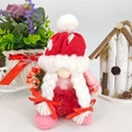 Nordischer Weihnachtswichtel mit roter Herzmütze und weißen Zöpfen auf weißem Hintergrund - Damenstil