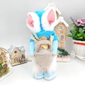 Détail d'un gnome de Pâques avec panier gris et décoration d'œuf jaune à pois - Bleu