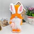 Détail d'un gnome de Pâques avec bonnet orange, oreilles de lapin et œuf décoratif Love - Orange