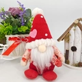 Detail eines Valentinstag-Gnomes mit Herzmütze und kleiner gepunkteter Geschenktasche - Herrenstil