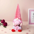 Rosa Valentinstag Wichtel mit gestrickter Herzmütze und Plüschbär in romantischer Szene - Bär-Stil