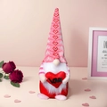 Nahaufnahme der Valentinstag Zwerg Plüschpuppe mit rotem LOVE Herz und Strickmütze - Herz-Stil