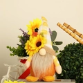Detail van een oogstgnome met zonnebloemhoed en esdoornblad op een rustieke achtergrond - Herenstijl