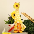 Oogstkabouter decoratie met zonnebloemhoed en vlechten in een sfeervolle herfstsetting - Damesstijl