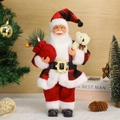 Staande Kerstman decoratie in rood geruit kostuum met witte beer en zak vol cadeaus - Kerstman met rood geruite muts