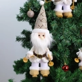 Dettaglio di Babbo Natale in peluche con paillettes argentate su albero di Natale - Babbo Natale