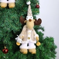 Dettaglio di un addobbo natalizio a forma di renna con mini sci sull'albero - Alce