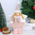 Detailaufnahme der Weihnachtsengel-Plüschpuppe mit Pailletten und Federbesatz - Rosa Hut Puppe