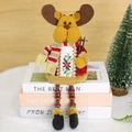 Plüsch-Weihnachtsrentier-Puppe im roten Strickpullover als Dekofigur auf Büchern - Hirsch