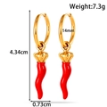 Créoles dorées avec pendentifs piment rouge vif et détails de couronne ciselés - Boucles d'Oreilles Piment Couronne (YE-136)