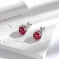 Boucles d'oreilles élégantes en rubis rond avec monture à quatre griffes en acier argenté - Rouge Rond(ER-812) / Rouge Base Argentée(ER-812)
