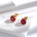 Boucles d'oreilles dorées avec zircons ronds rouges et serti classique à quatre griffes - Rouge Rond(ER-810) / Rouge Base Dorée(ER-810)