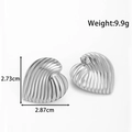 Boucles d'oreilles cœur en acier argenté avec texture coquillage, largeur 2,87 cm - Style Cœur Ondulé (YE-045-Silver) / Argent