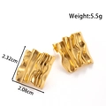 Orecchini in acciaio inossidabile dorato con texture ondulata e finitura opaca - Stile Plissettato Geometrico (YE-087-Gold)