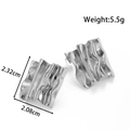 Orecchini in acciaio argento con trama liquida ondulata e dimensioni di 2,32 cm per 2,08 cm - Stile Plissettato Geometrico (YE-087-Silver)
